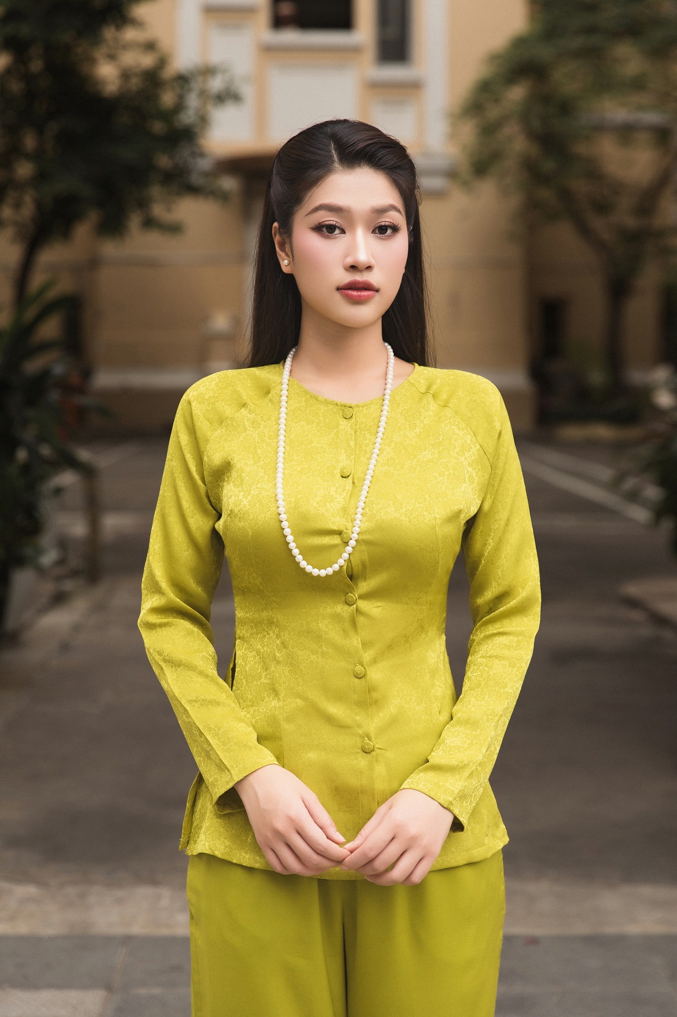 Hoa hậu làm thêm trước khi đăng quang: Lan Anh phụ việc ở tiệm trà sữa, Thiên Ân đi bán kính mắt - Ảnh 2