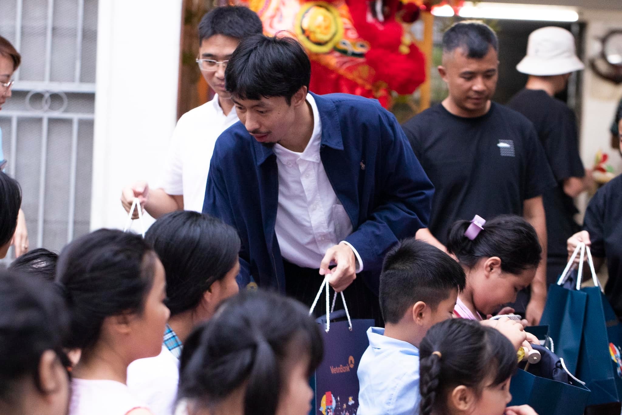 Đen Vâu rất chăm chỉ làm hoạt động thiện nguyện. Ảnh FB Đen Vâu