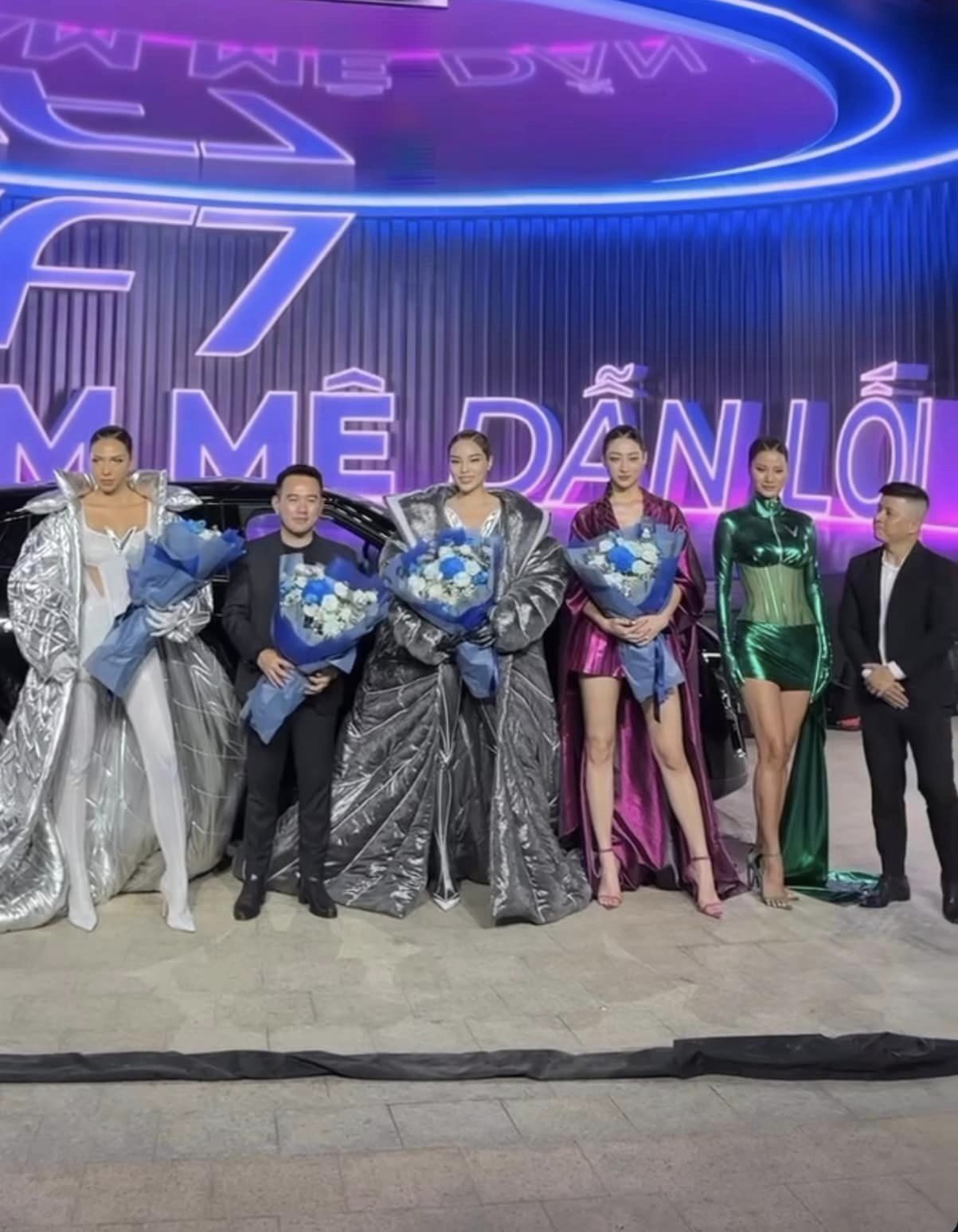 Hương Ly (đầm xanh lá đứng thứ hai từ phải sang) không được BTC tặng hoa. Ảnh Internet.