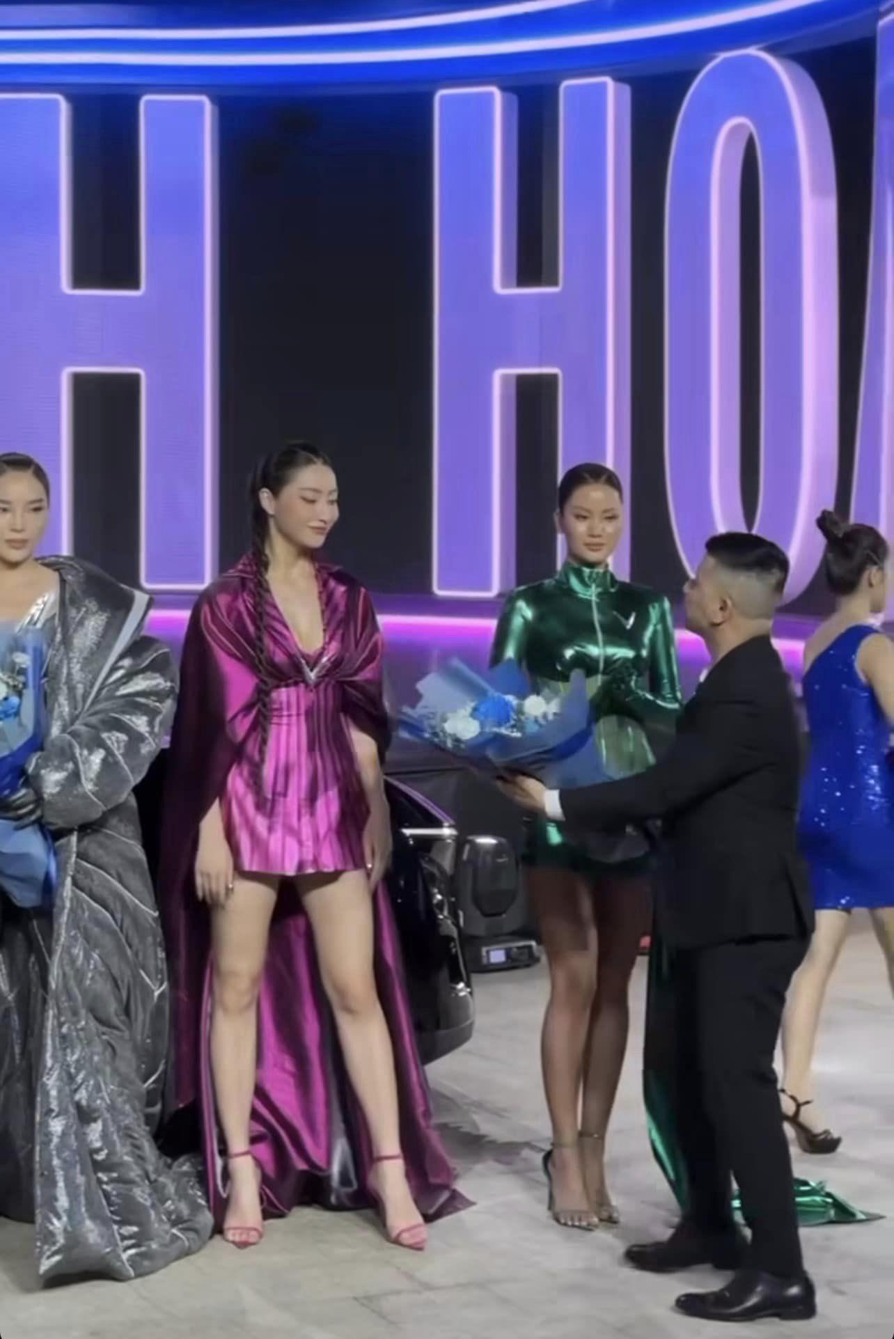 Chân dài sinh năm 1995 ngậm ngùi nhìn đồng nghiệp được tặng hoa trên sân khấu. Ảnh Internet.