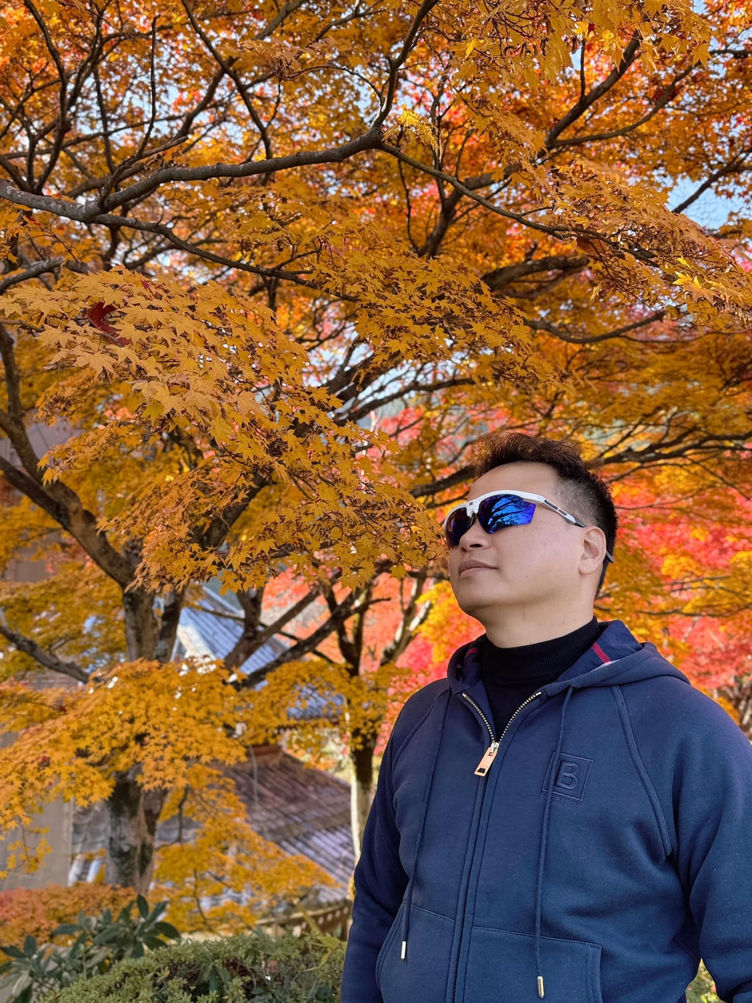 Nam doanh nhân thường xuyên đeo kính râm.