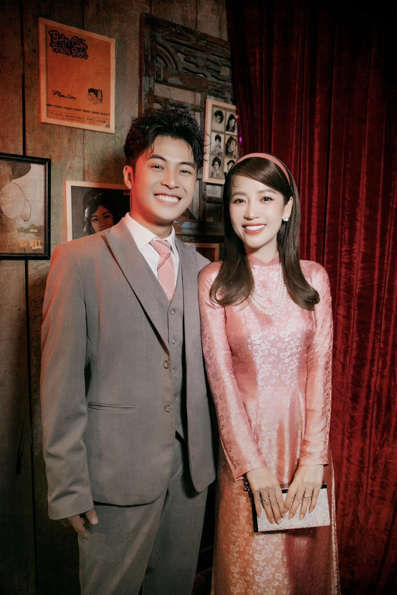 Hình ảnh cặp đôi tham gia sự kiện gần đây của Đàm Vĩnh Hưng.
