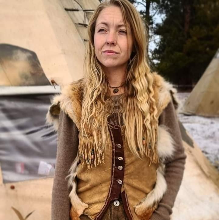 Barnett bắt đầu lối sống du mục vào năm 2019 sau khi gặp một chàng trai cũng chọn cuộc sống tương tự được 6 năm.