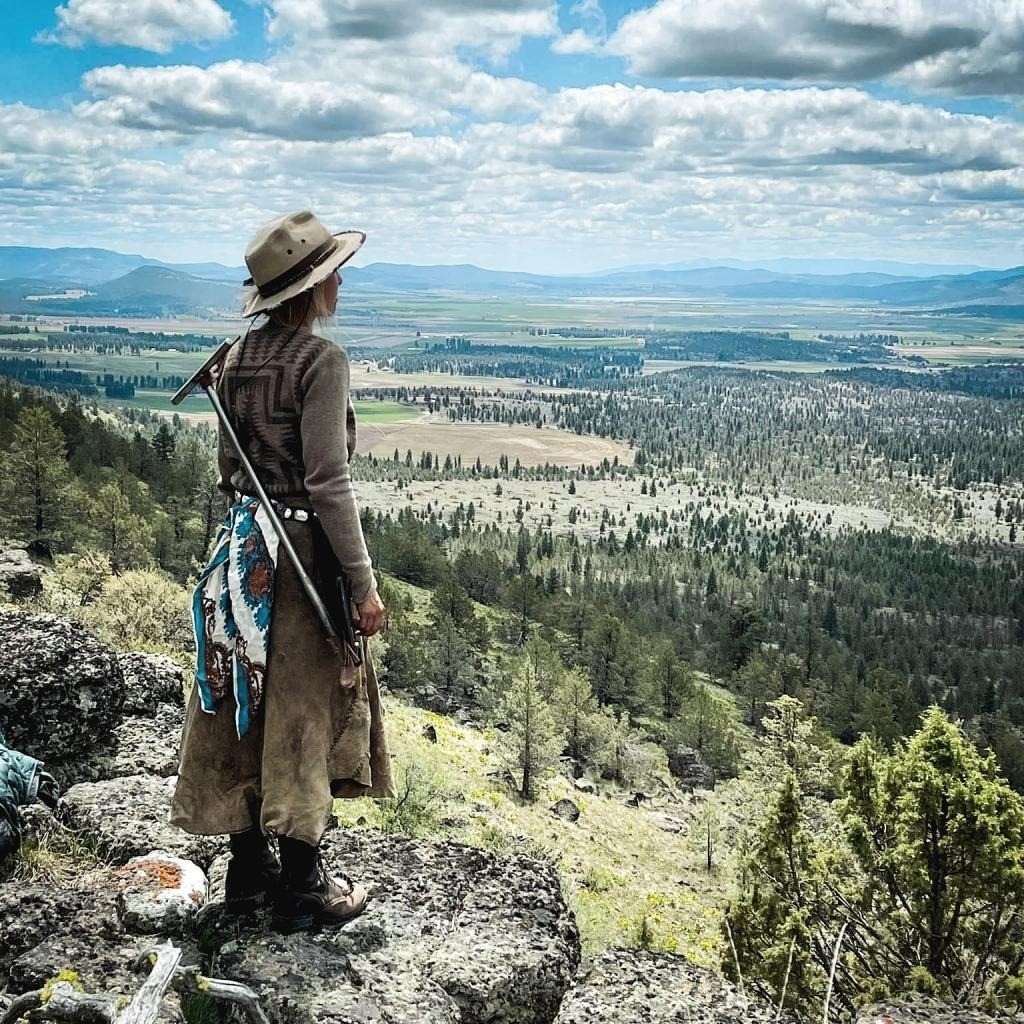 Barnett mua hai con ngựa vào năm 2020 và bắt đầu lên đường.