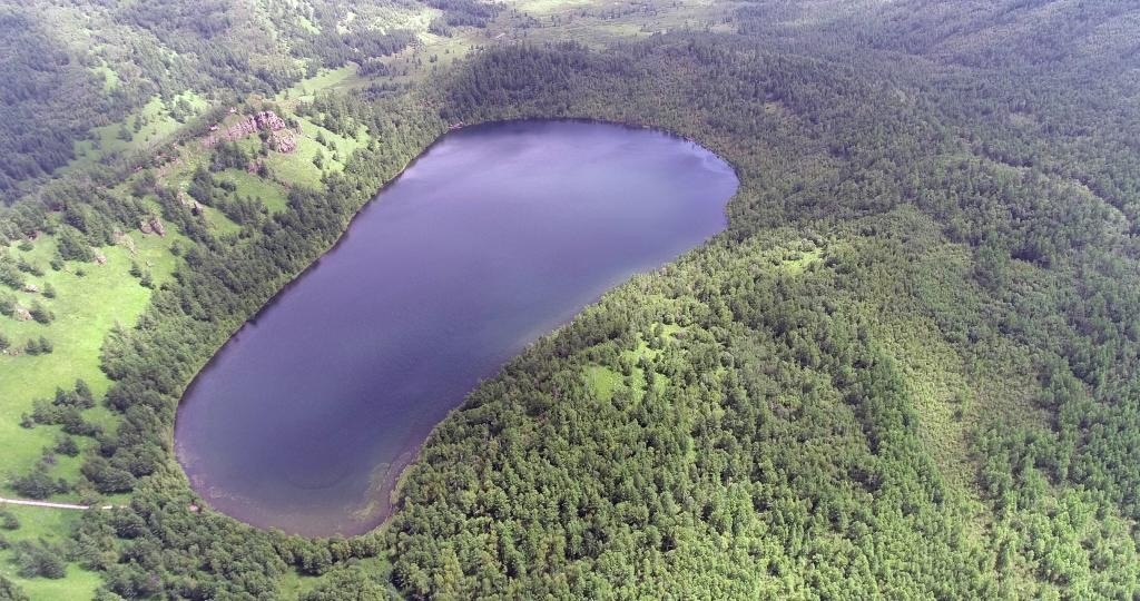 Li khẳng định cô đã gặp con quái vật này khi đến thăm hồ Tianchi, có nghĩa là “Hồ Thiên đường”. Ảnh: Getty Images