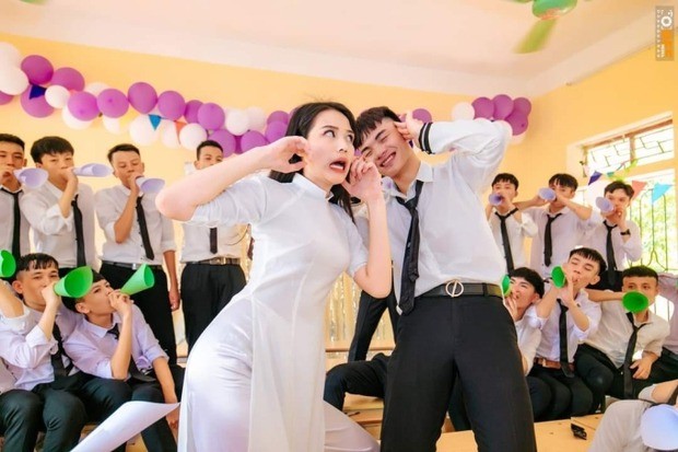 Hình ảnh Đỗ Thị Hà vui đùa cùng bạn bè khi học cấp 3 khiến nhiều người ngỡ ngàng. Hình ảnh Đỗ Thị Hà vui đùa cùng bạn bè khi học cấp 3 khiến nhiều người ngỡ ngàng.