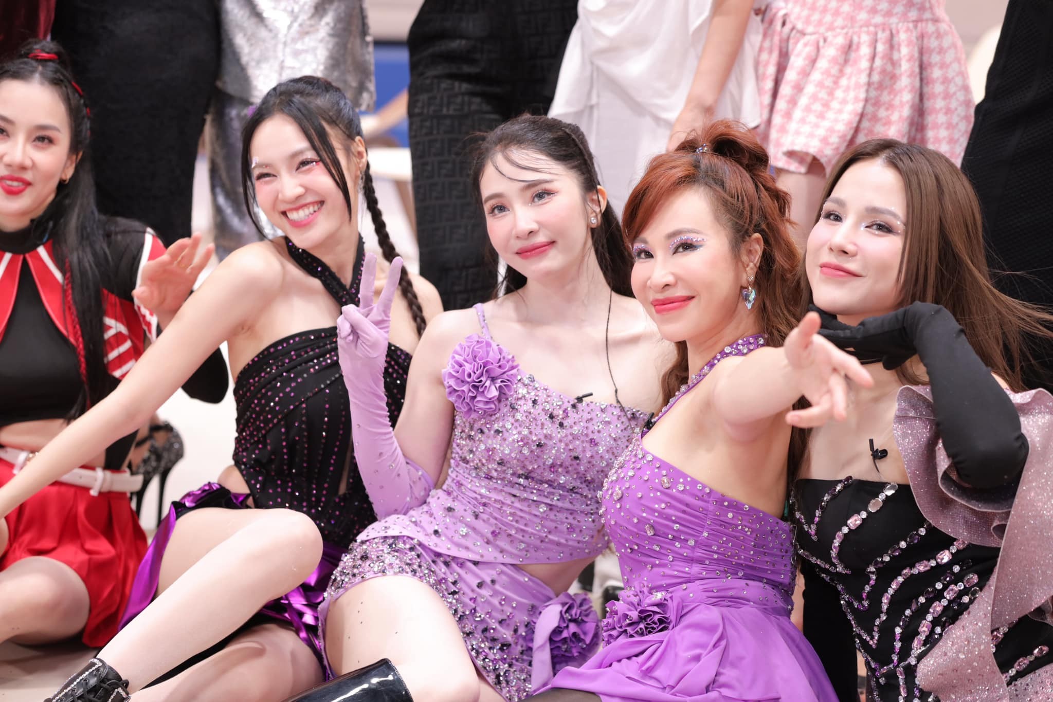 Quỳnh Nga (ở giữa) cùng các chị đẹp trong vòng công diễn 2.