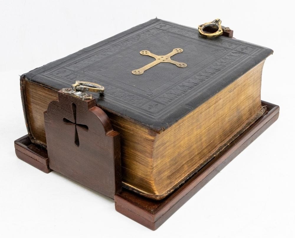 Bộ dụng cụ thời Victoria được đựng trong một cuốn Kinh thánh rỗng với các ngăn có khóa bí mật.