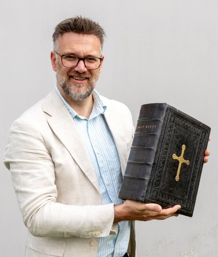 Những món đồ trong bộ dụng cụ này có niên đại từ thế kỷ 19 nhưng được đặt trong hộp khóa Kinh thánh được làm vào đầu thế kỷ 20.