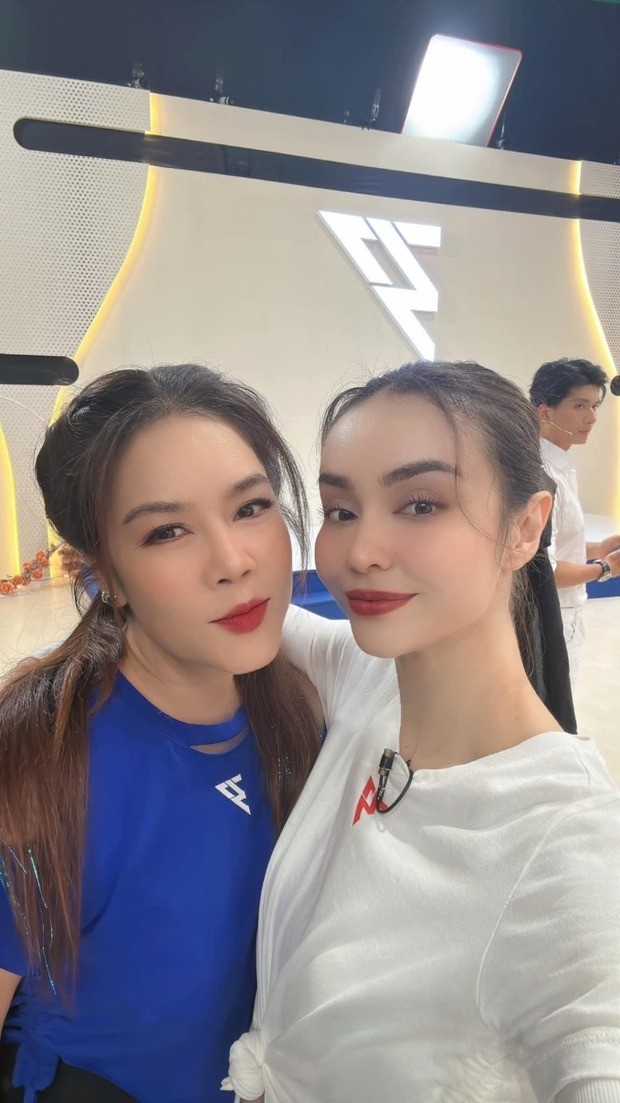Mlee và Thu Phương trong buổi tập cho tiết mục. Mlee và Thu Phương trong buổi tập cho tiết mục.
