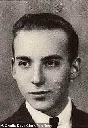 Warren Singer, một phi công Mỹ, biến mất cùng chiếc P-38 Lightning vào ngày 25/8/1943, trong một cuộc tấn công vào các sân bay của Ý gần Foggia. Warren Singer, một phi công Mỹ, biến mất cùng chiếc P-38 Lightning vào ngày 25/8/1943, trong một cuộc tấn công vào các sân bay của Ý gần Foggia.