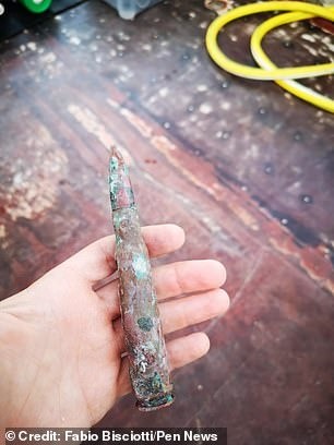 Thợ lặn phát hiện viên đạn cỡ nòng 50 bên trong máy bay P-38 Lightning Thợ lặn phát hiện viên đạn cỡ nòng 50 bên trong máy bay P-38 Lightning