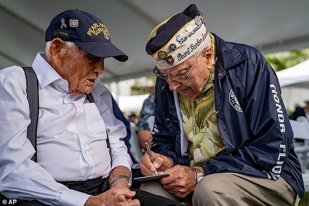 Harry Chandler, 102 tuổi (trái) cũng tham dự buổi lễ tại Trân Châu Cảng cùng với các cựu chiến binh khác. Harry Chandler, 102 tuổi (trái) cũng tham dự buổi lễ tại Trân Châu Cảng cùng với các cựu chiến binh khác.
