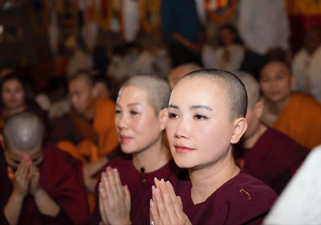 Hình ảnh Hoàng Yến xuống tóc đi tu gieo duyên 8 ngày ở Ấn Độ.