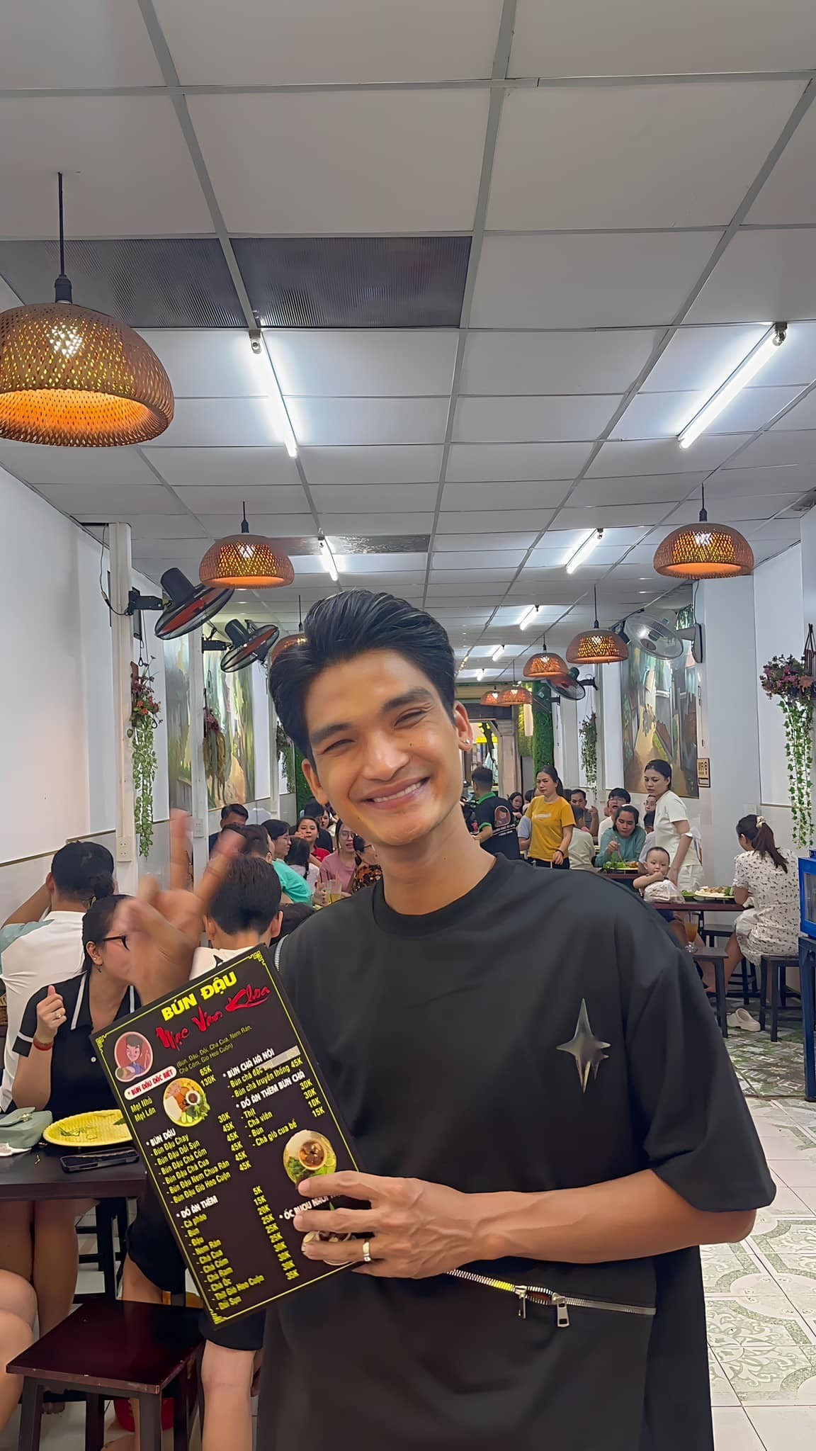 Mạc Văn Khoa chụp ảnh tại quán bún đậu do anh làm chủ.