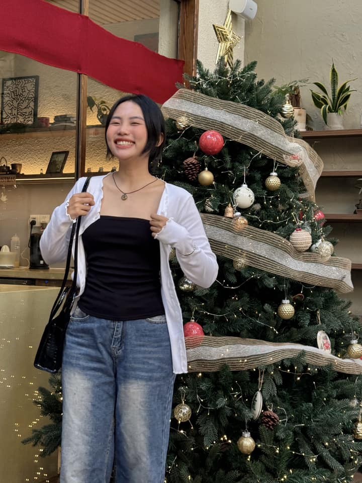 Nữ ca sĩ sinh năm 2003 cười rạng rỡ. Nữ ca sĩ sinh năm 2003 cười rạng rỡ.