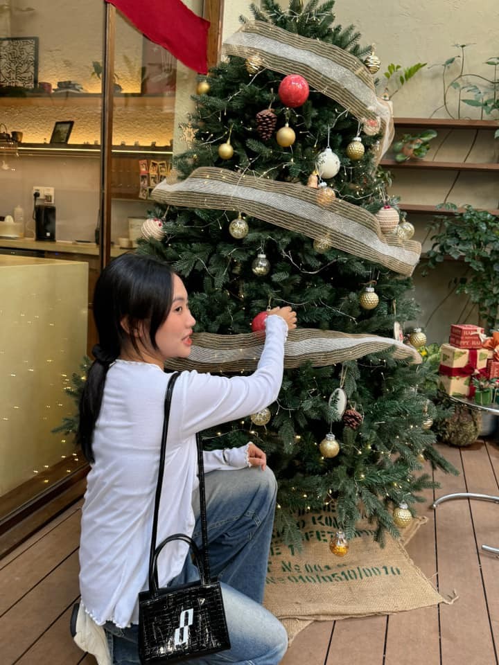 Phương Mỹ Chi không ngại đăng ảnh dìm hàng chính mình. Phương Mỹ Chi không ngại đăng ảnh dìm hàng chính mình.