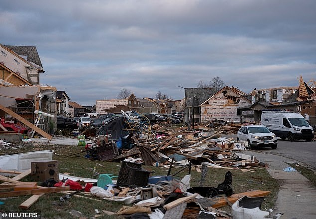 Hàng ngàn người sống trong cảnh không có điện và ít nhất sáu người được xác nhận đã chết trên toàn khu vực.