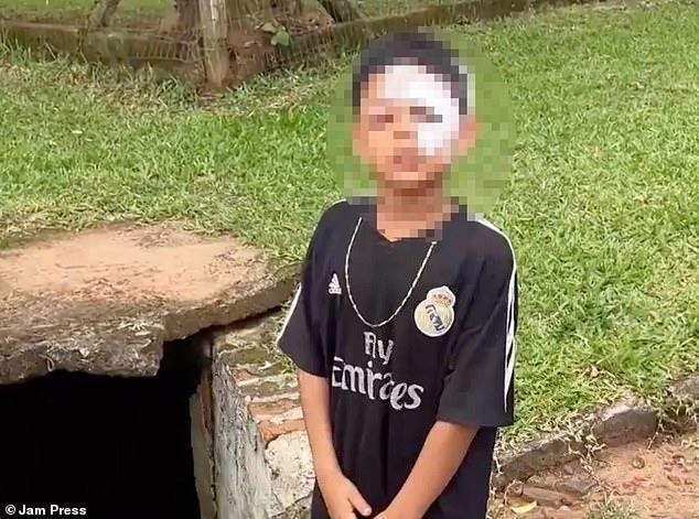 Raphael dos Santos rơi xuống một miệng cống ở Brazil và bị nước cuốn trôi đi hơn 300m trong một trận mưa bão ở thành phố Cruz Alta tại Brazil. Raphael dos Santos rơi xuống một miệng cống ở Brazil và bị nước cuốn trôi đi hơn 300m trong một trận mưa bão ở thành phố Cruz Alta tại Brazil.