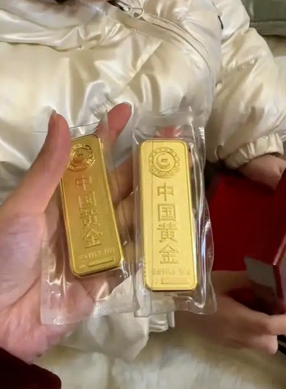 Hai thỏi vàng trị giá gần 400 triệu đồng mà bé gái mẫu giáo được bạn nam cùng lớp tặng. Hai thỏi vàng trị giá gần 400 triệu đồng mà bé gái mẫu giáo được bạn nam cùng lớp tặng.