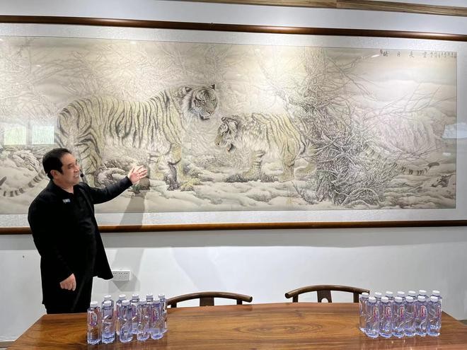 Nhờ vẽ tranh hổ, cả thôn làng nhà nào cũng giàu có. Nhờ vẽ tranh hổ, cả thôn làng nhà nào cũng giàu có.