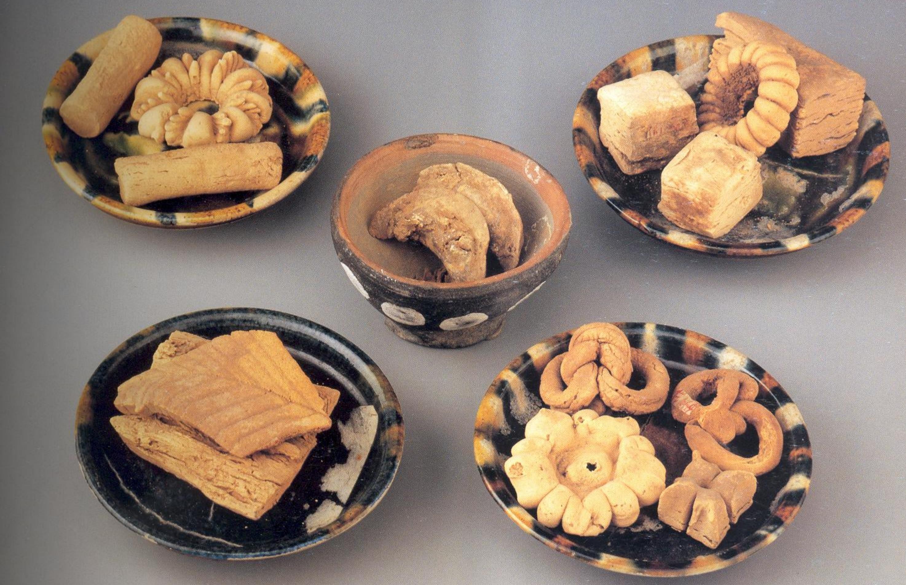 Nhiều món bánh khác cũng được các nhà khảo cổ tìm thấy. Ảnh CCTV News.