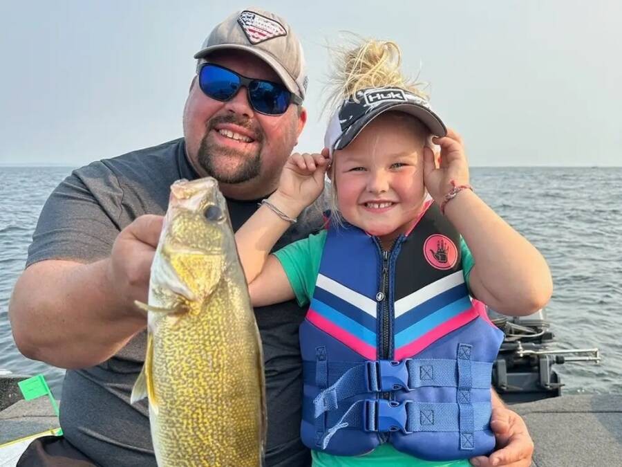 Tim Wollak và cô con gái 5 tuổi Henley, cả hai đều cư trú tại Peshtigo, Wisconsin, đã chuyến đi khám phá ở Đảo Xanh. Ảnh: Fox News.