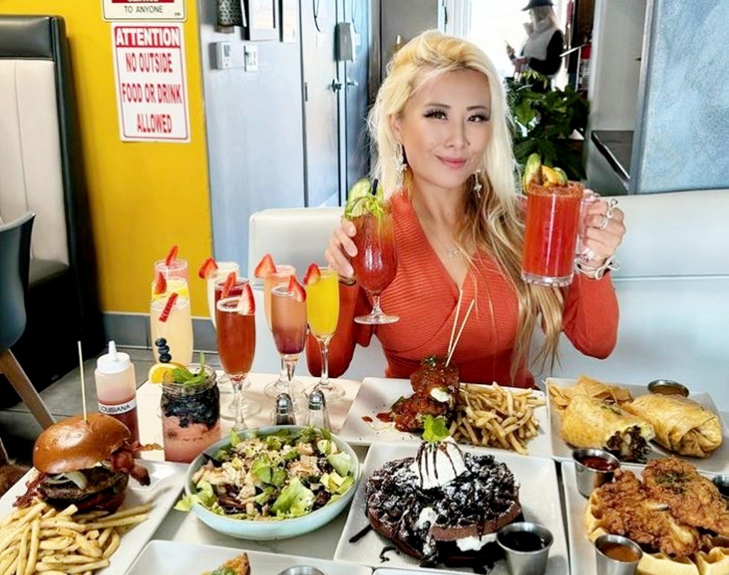 Huang trở thành một ngôi sao thực sự trên mạng xã hội, thu hút hơn 4,3 triệu người theo dõi trên TikTok và YouTube bằng cách chia sẻ clip thưởng thức đồ ăn.