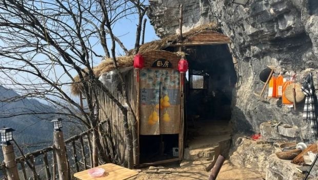 Liu tự dựng lán tre bên vách đá để bắt đầu cuộc sống mới. Liu tự dựng lán tre bên vách đá để bắt đầu cuộc sống mới.