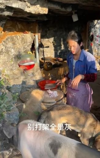 Chàng trai 21 tuổi hiện kiếm được một số tiền từ việc viết vlog về cuộc sống của mình trên núi. Chàng trai 21 tuổi hiện kiếm được một số tiền từ việc viết vlog về cuộc sống của mình trên núi.
