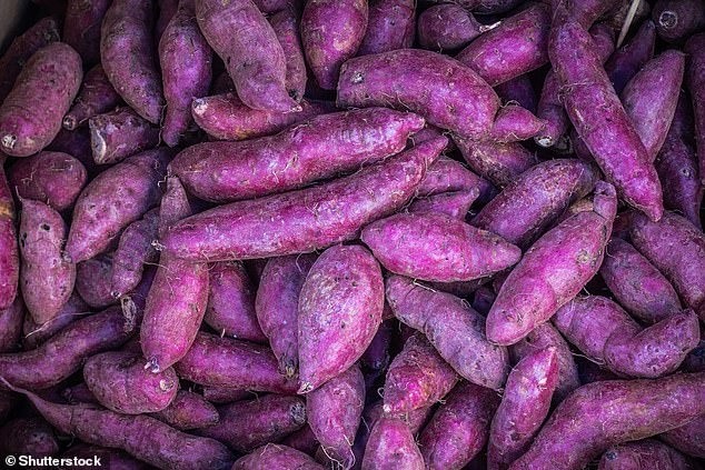 Các loại rau củ màu tím đối được nhiều người ưa chuộng vì chúng có chứa anthocyanin giúp giảm viêm. Trong ảnh, là khoai lang tím. Các loại rau củ màu tím đối được nhiều người ưa chuộng vì chúng có chứa anthocyanin giúp giảm viêm. Trong ảnh, là khoai lang tím.