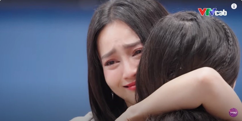 Khổng Tú Quỳnh khóc nức nở khi ôm Lan Ngọc. Ảnh chụp màn hình.