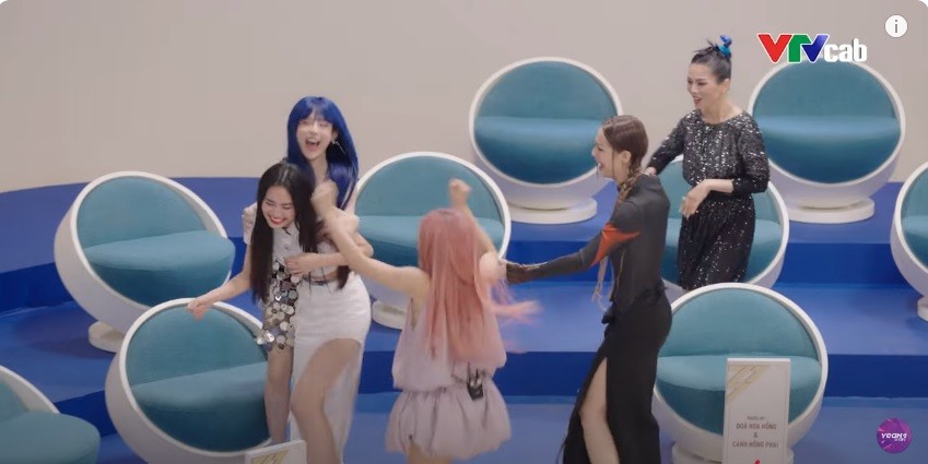 Lan Ngọc từ chối khéo khi được Lệ Quyên mời. Ảnh chụp màn hình.