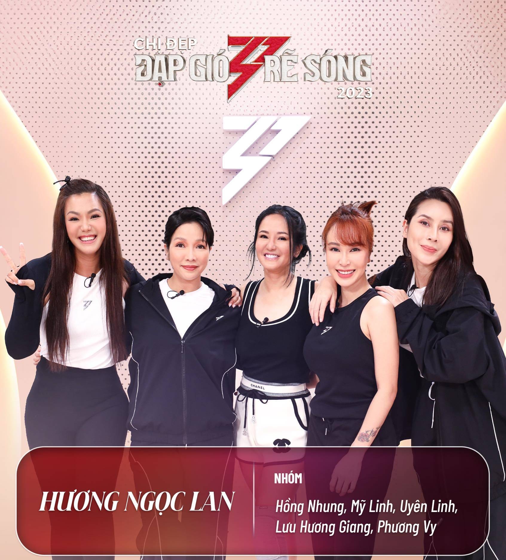 Nhóm Hương Ngọc Lan do Hồng Nhung làm trưởng nhóm.  Ảnh: FB Chị Đẹp đạp gió rẽ sóng