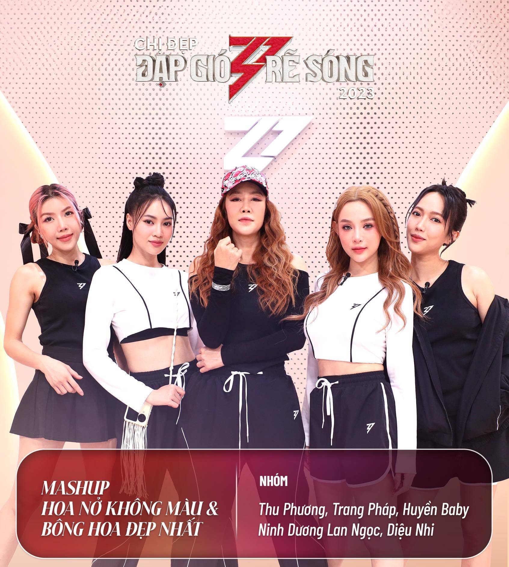 Nhóm Mashup Hoa Nở Không Màu & Bông Hoa Đẹp Nhất do Thu Phương làm trưởng nhóm. Ảnh FB Chị Đẹp đạp gió rẽ sóng.