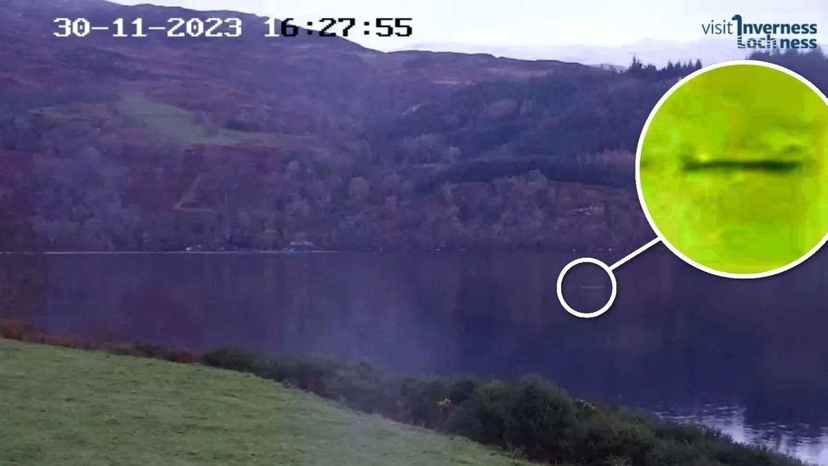 Vệt sáng dài bí ẩn được phát hiện trên webcam gần Pháo đài Augustus trên bờ phía nam của hồ. Ảnh Mirror