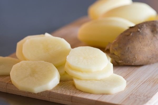 2 cách làm mứt khoai tây dẻo thơm, ăn cực bùi lại ngon miệng ngay tại nhà mùa Tết - Ảnh 2 2 cách làm mứt khoai tây dẻo thơm, ăn cực bùi lại ngon miệng ngay tại nhà mùa Tết - Ảnh 2