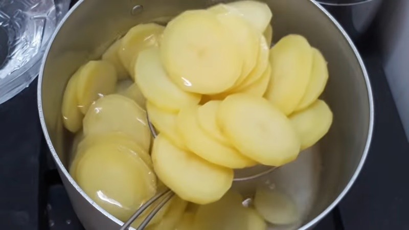 2 cách làm mứt khoai tây dẻo thơm, ăn cực bùi lại ngon miệng ngay tại nhà mùa Tết - Ảnh 3 2 cách làm mứt khoai tây dẻo thơm, ăn cực bùi lại ngon miệng ngay tại nhà mùa Tết - Ảnh 3