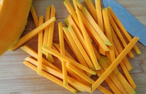 Cách làm mứt bí đỏ dẻo thơm, đơn giản ngay tại nhà nhâm nhi ngày Tết - Ảnh 3 Cách làm mứt bí đỏ dẻo thơm, đơn giản ngay tại nhà nhâm nhi ngày Tết - Ảnh 3