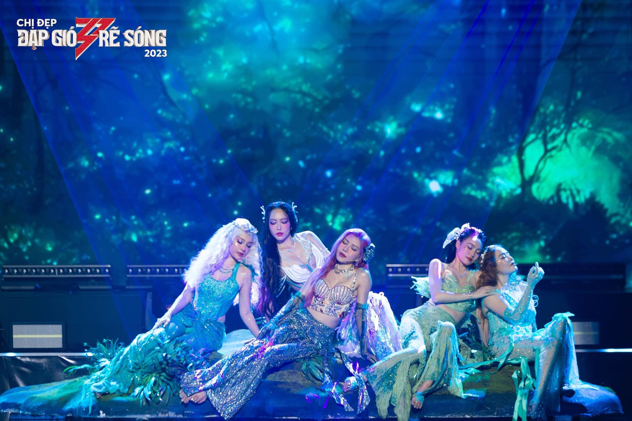 Team Thu Phương trong phần biểu diễn thứ 2 cùng Mono. Ảnh: FB Chị Đẹp đạp gió rẽ sóng. Team Thu Phương trong phần biểu diễn thứ 2 cùng Mono. Ảnh: FB Chị Đẹp đạp gió rẽ sóng.