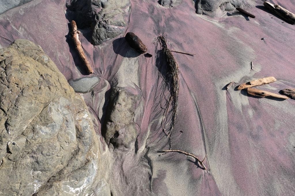 Bãi biển Pfeiffer thu hút những người lướt sóng, những nhà thám hiểm và những người thích chụp ảnh .