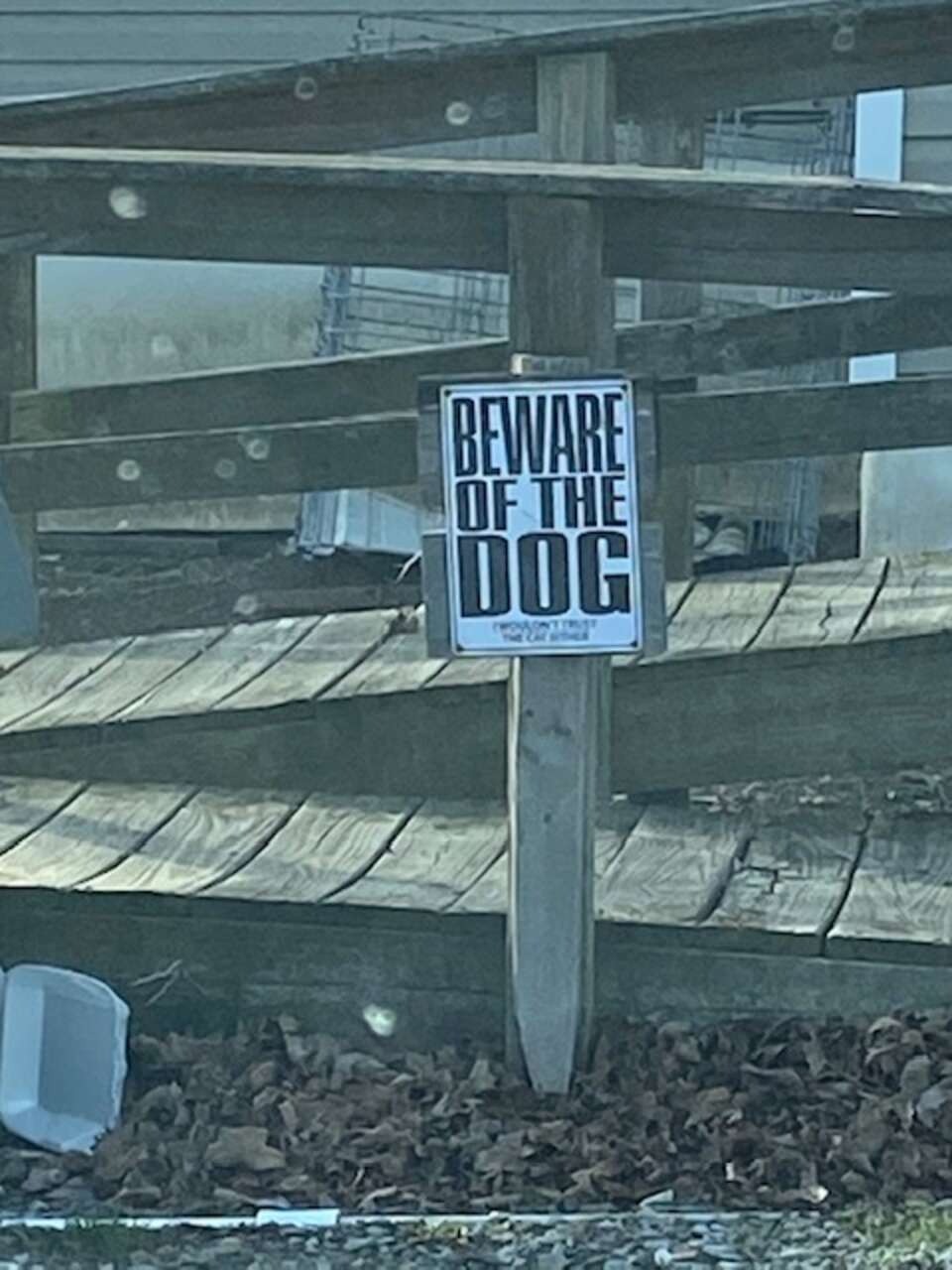 Tấm biển cảnh báo 'nhà có chó dữ' được ghi ở bên ngoài.