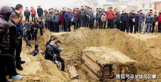 Hiện trường phát hiện 3 cỗ quan tài. Hiện trường phát hiện 3 cỗ quan tài.