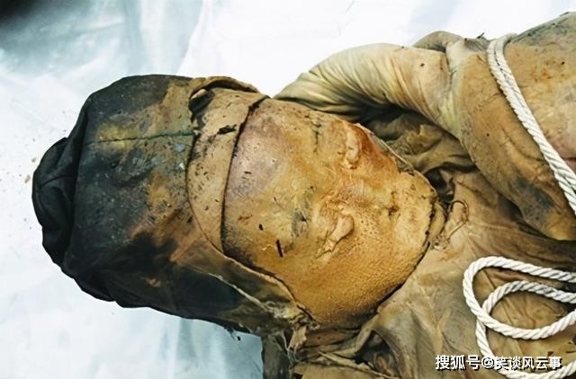 Các nhà nghiên cứu có thể nhìn rõ lông mày người phụ nữ. Các nhà nghiên cứu có thể nhìn rõ lông mày người phụ nữ.
