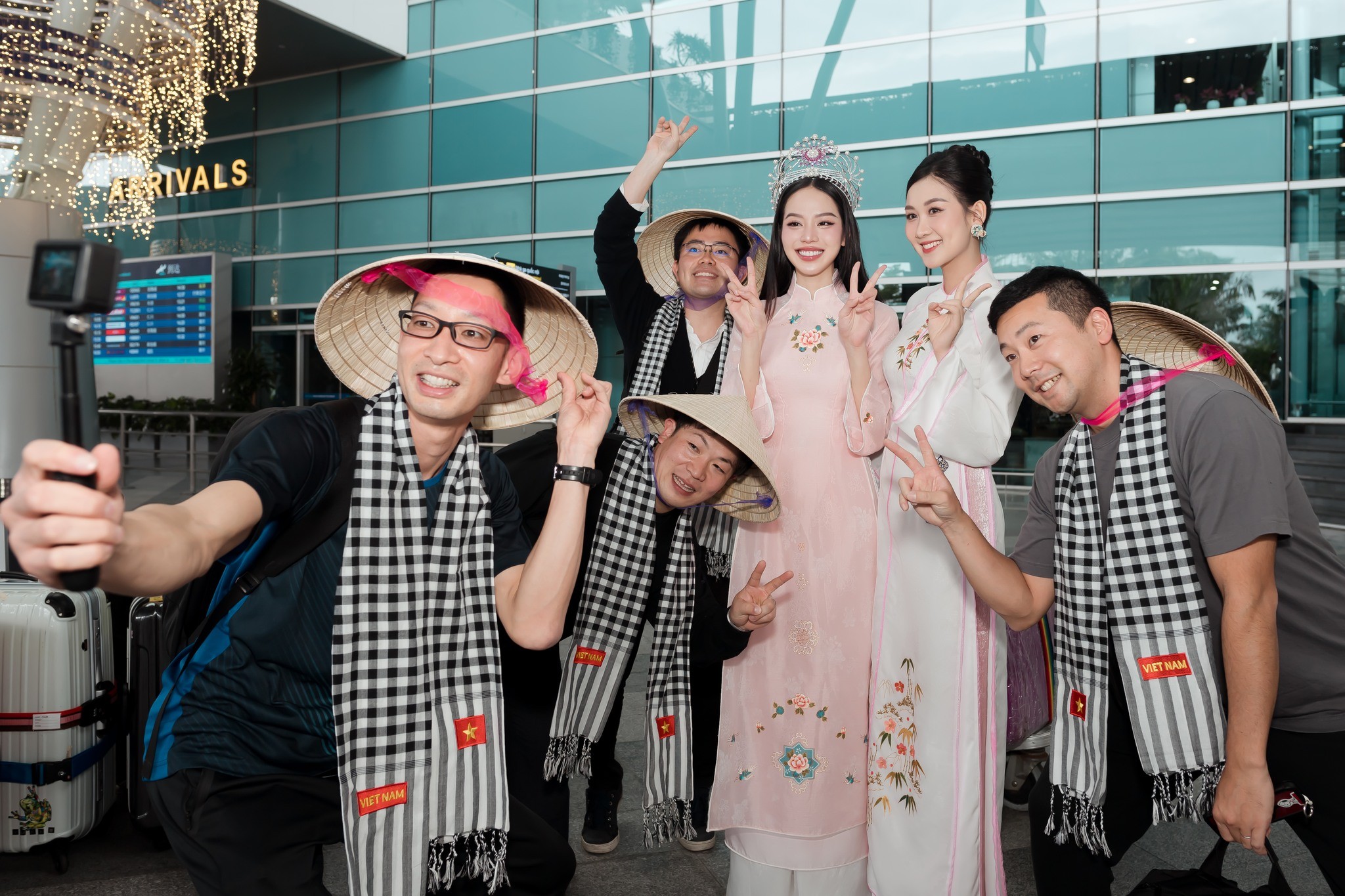 Thanh Thủy (áo dài hồng) chào đón Sở du lịch Nhật Bản đến thăm Đà Nẵng. 