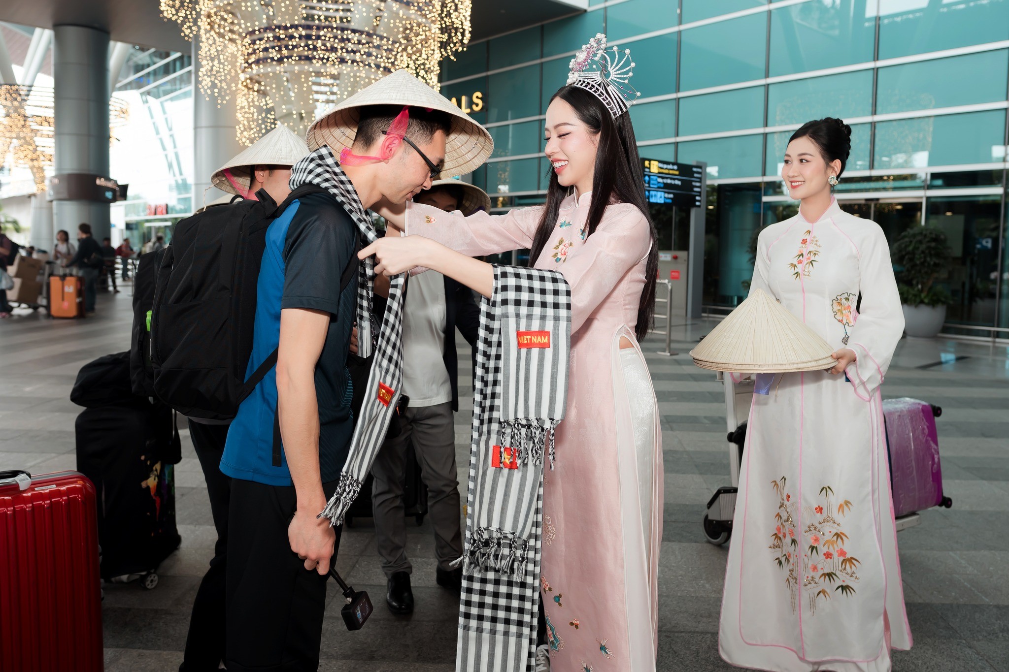 Nàng hậu tặng khăn rằn, nón lá cho đại diện phía Nhật Bản.