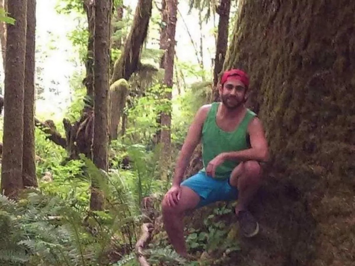 JJ Enrique Timblin trong bức ảnh đầu tiên. 