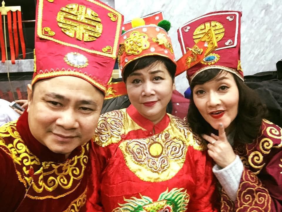 Tự Long chia sẻ ảnh chụp cùng nghệ sĩ Minh Hằng (giữa) và Vân Dung. Ảnh FB Tự Long.