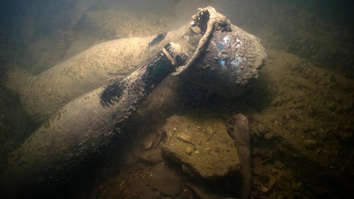Chai lọ còn nguyên vẹn cũng được tìm thấy trong các vụ đắm tàu ​​khác. Ảnh: mountain diver/shutterstock.com