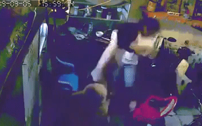 Clip sốc: Cô gái chửi mẹ, đánh ông ngoại vì không được đi chơi gây phẫn nộ